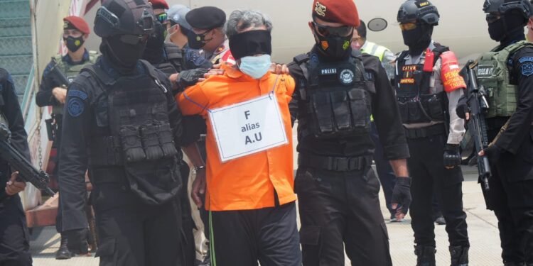 22 Terduga Teroris Hasil Operasi Di Jatim Digelandang Ke Jakarta 