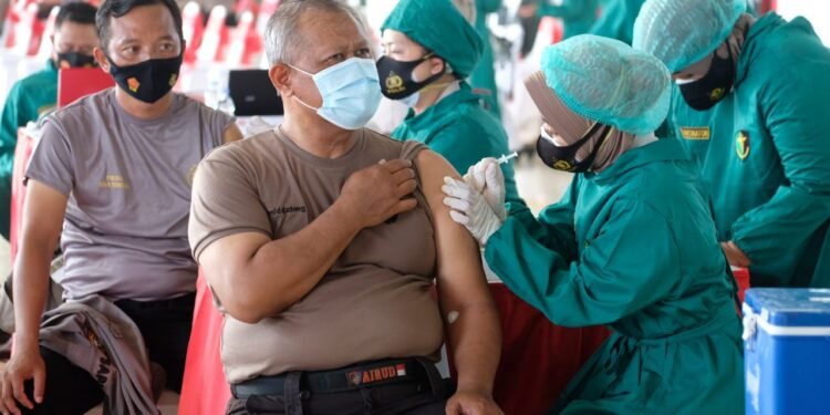 Panglima dan Kapolri Tinjau Vaksinasi Ribuan Anggota untuk Persiapan Pengamanan Mudik Lebaran