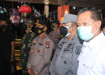 Kapolda Kepri Dampingi Menteri Pariwisata Dan Ekonomi Kreatif RI Dalam Peninjauan Vaksinasi Covid-19 Bagi Pelaku Pariwisata.