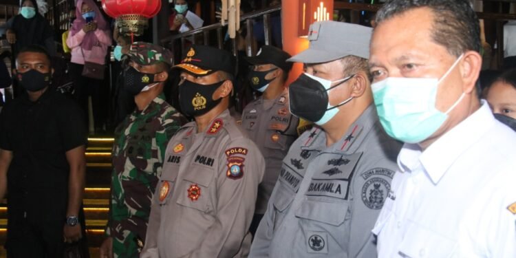 Kapolda Kepri Dampingi Menteri Pariwisata Dan Ekonomi Kreatif RI Dalam Peninjauan Vaksinasi Covid-19 Bagi Pelaku Pariwisata.