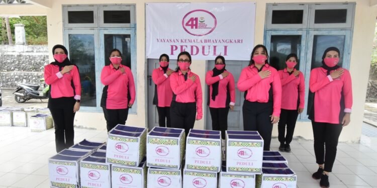 Peringatan HUT Ke-41, Ketua YKB Melaksanakan Kegiatan Anjangsana Ke Masyarakat Pesisir Pulau Selat Dan Pulau Ngenang.