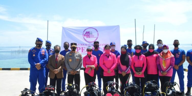 Bhayangkari Daerah Kepri Peduli Melaksanakan Gerakan Bersih Pantai Dan Penanaman Terumbu Karang Diwilayah Natuna.