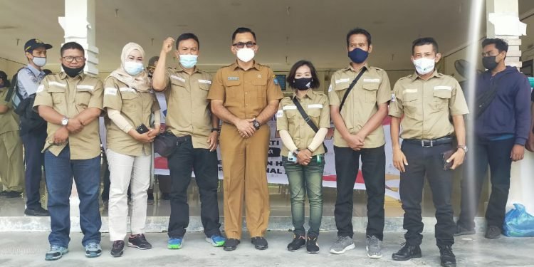 Jelang Hari Pers 2021, Wartawan Bersama Pemkab Bintan Berbagi Masker