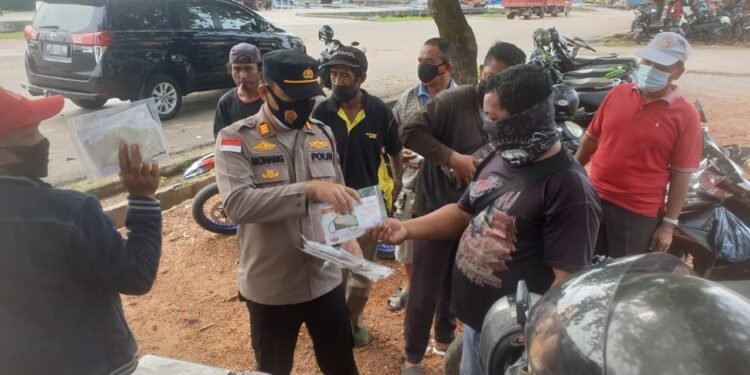 Tekan Penyebaran Covid-19, Polsek Kawasan Pelabuhan SBP Bagi 120 Masker di Dua Pelabuhan.