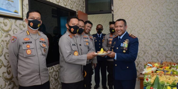 Kapolda Kepri Beri Kejutan HUT TNI-AU Ke-75 2021 Di Lanud Hang Nadim Batam.