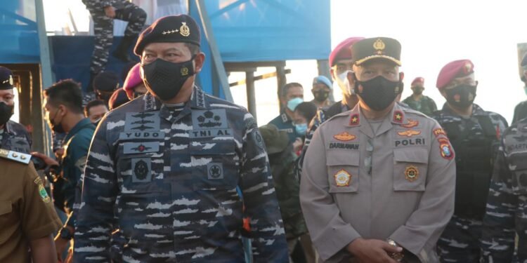 Wakapolda Kepri Bersama KASAL Tinjau Latihan Oprasi Amfibi Dan Presmian Puslatpurmar 9 Dabo Singkep.