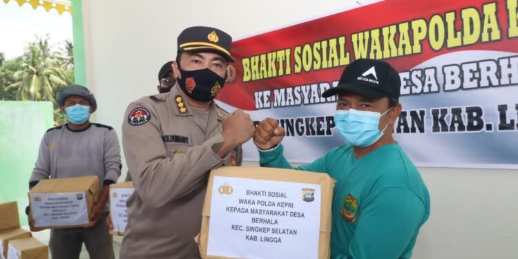 Wakapolda Kepri Tinjau Pulau Terluar Dan Berikan Bansos Kepada Masyarakat Pulau Berhala.
