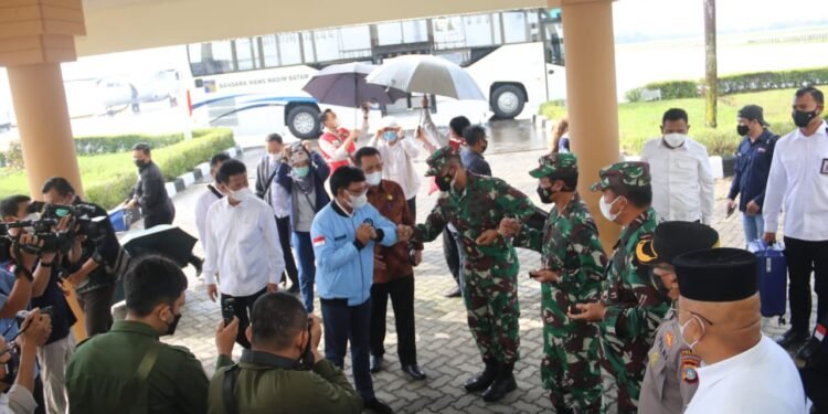 Danlantamal lV Sambut Kedatangan Menkominfo RI Di Bandara Hang Nadim Batam.