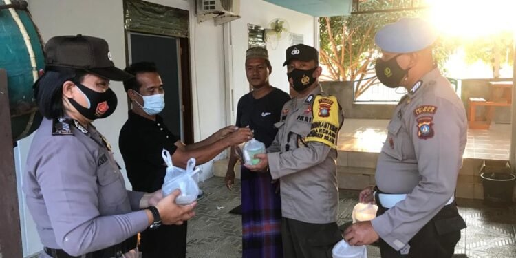 Ramadhan Berkah : Polsek Dabo Singkep Bagikan Takjil Ke Masjid-Masjid.