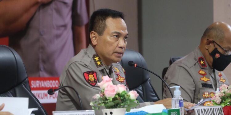 Penyuluhan Hukum Oleh Kepala Divisi Hukum Polri Kepada Masyarakat Kepri.