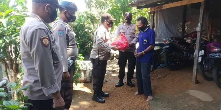 Berbagi Di Bulan Ramadhan, Polsek Tanjung pinang Timur Laksanakan Pembagian Bansos.
