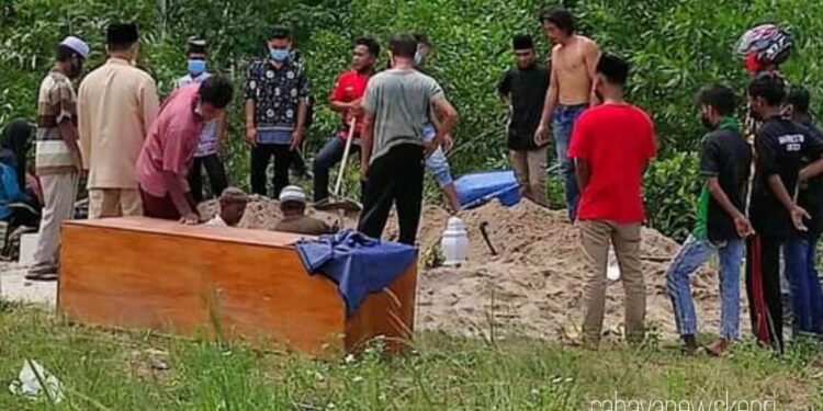 Diduga Tim Berpakaian APD Lengkap Tidak Bertanggungjawab Hingga Usai Pemakaman, Ini Penjelasan Fadli.