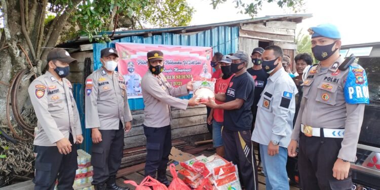 Peringati Hari Buruh, Polsek Daik Lingga Bagikan Sembako.