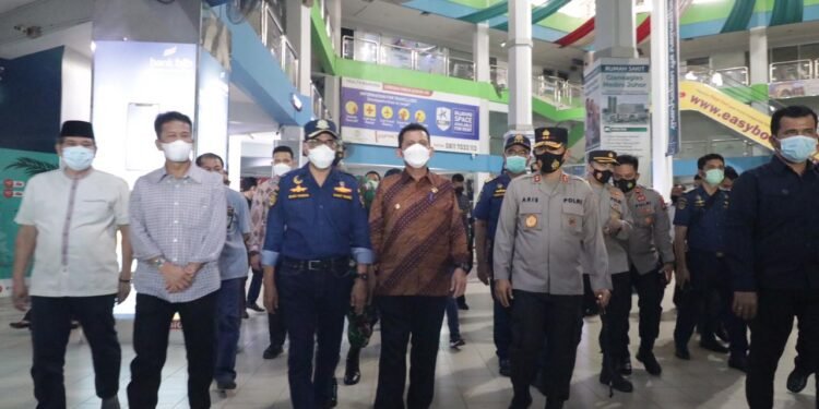 Kapolda Kepri Dampingi Menteri Perhubungan Tinjau Arus Penumpang Luar Negeri.