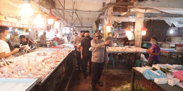 Kapolda Kepri Pantau Situasi Kamtibmas Dan Pembagian Masker Kepada Masyarakat Pengunjung Pasar Botania l.