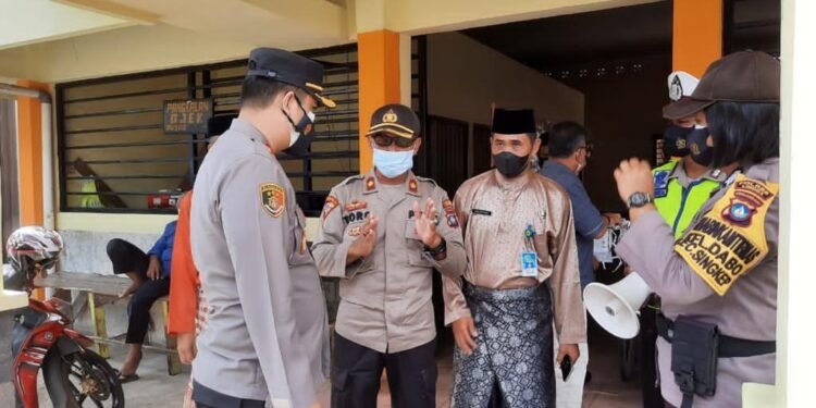 Pantau Penerapan Prokes Di Pasar Dabo, Ini Yang Dilakukan Kapolres Lingga, Kadinkes, Dan Camat Singkep.