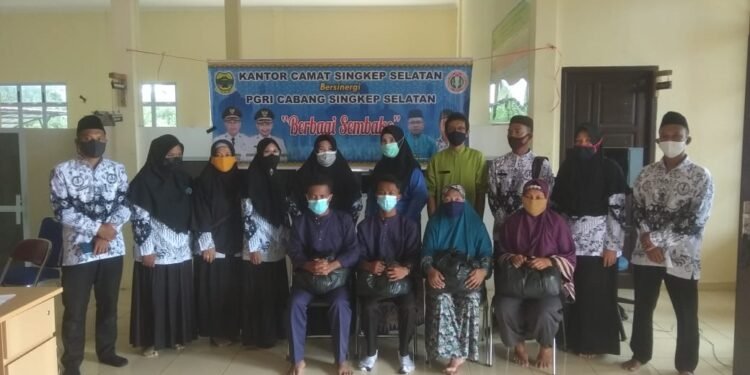 Serahkan 80 Paket Sembako Kepada Warga Kurang Mampu, Ini Penjelasan Camat Singsel.