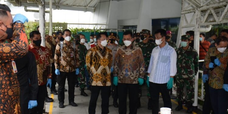 Kapolda Kepri Dampingi Menteri Dalam Negeri Tinjau Arus Penumpang Pekerja Migran Indonesia.