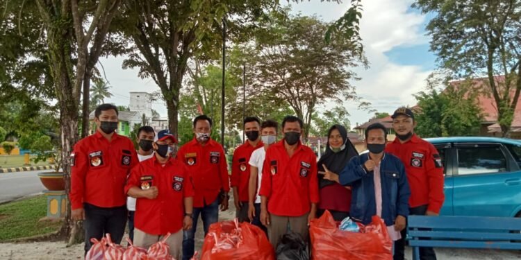 Serahkan 150 Paket Takjil Dan Masker Kepada Warga Pengendara, Ini Penjelasan Ketua DPC PBB Lingga.