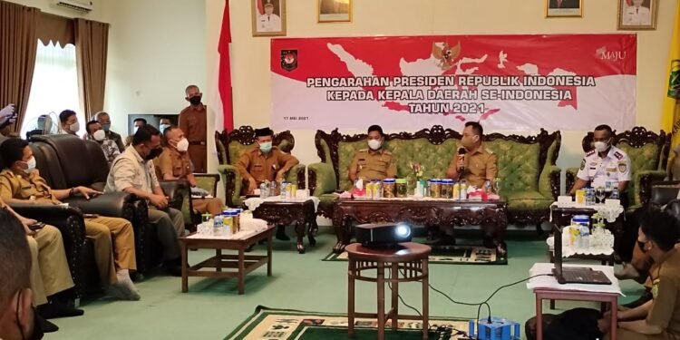 Gelar Rapat Bersama OPD, Bupati Lingga Bahas Penangan Covid-19 Dan Peraturan Keberangkatan.