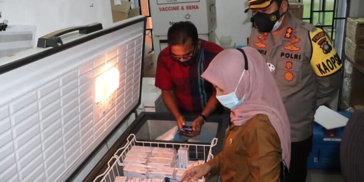 Polres Lingga bersama TNI Kawal Kedatangan Vaksin Covid-19.