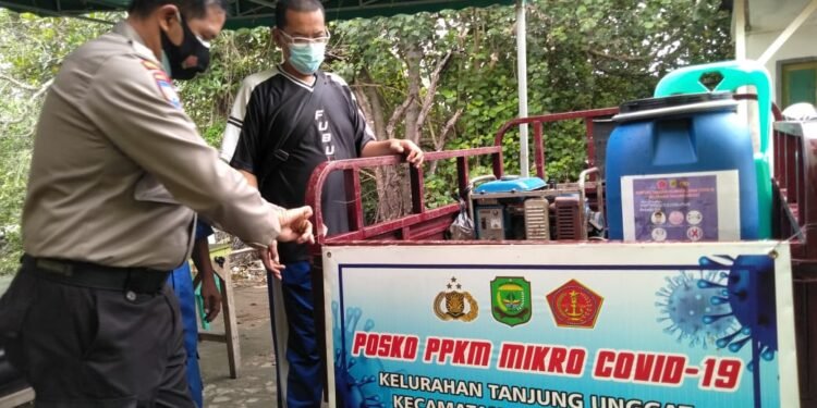 Polsek Bukit Bestari Lakukan Penyemprotan Cairan Desinfectan di Kawasan Bintan Plaza.