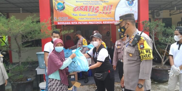 Peduli Masyarakat Terdampak Covid-19, Polsek Tanjungpinang Barat Bersama Yayasan Heng-Heng Sia Bagaikan 300 Paket Sembako.