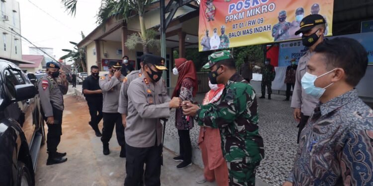 Kapolda Kepri Tinjau Posko PPKM Wilayah Zona Merah Di Kota Batam Dan Vaksinasi Massal Di Polresta Barelang.