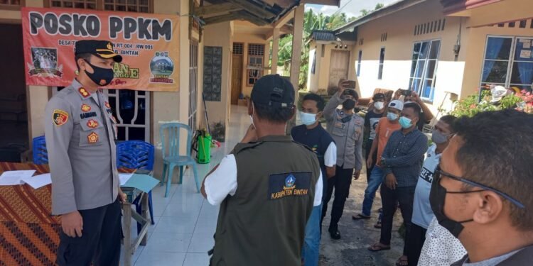 Kapolres Bintan Cek Posko PPKM Dan Lokasi Isolasi Mandiri Warga Terpapar Covid-19 Di Desa Toapaya Selatan.