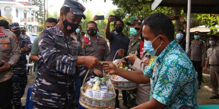 Danlantamal lV Bersama Walikota Batam Dan FKPD Provinsi Kepri Tinjau Posko PPKM Skala Mikro.