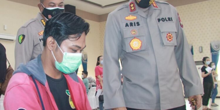 Kapolda Kepri Tinjau Langsung Respon Vaksinasi Polda Kepri Massal Pada Masyarakat.