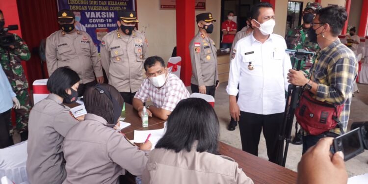 Kapolda, Gubernur, Pimpinan TNI Wilayah Kepri Tinjau Pelaksanaan Vaksinasi Tempat Karantina Di Wilayah Kabupaten Karimun.