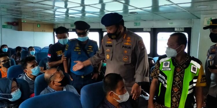 Ditpolairud Polda Kepri Beri Himbauan Prokes 5 M Di Beberapa Pelabuhan Domestik Di Provinsi Kepri.