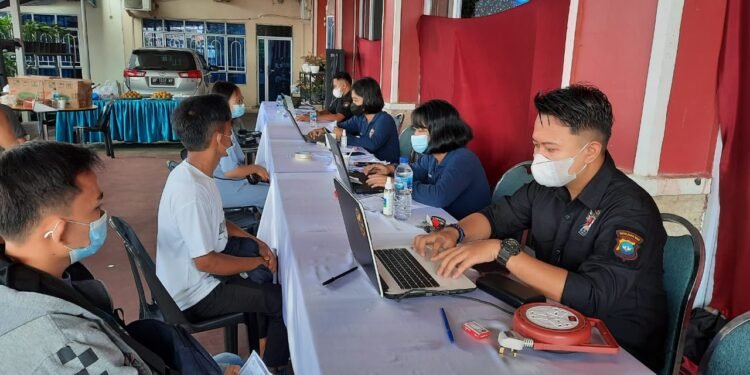 Polda Kepri Kembali Laksanakan Vaksinasi Massal Pada Masyarakat Di Gereja Bethel Indonesia Batam.