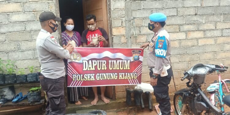 Polres Bintan Melalui Polsek Gunung Kijang Melaksanakan Dapur Umum Kepada Masyarakat.