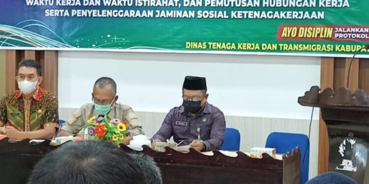 Gelar Kegiatan Sosialisasi PP-RI Nomor 35 Dan 36 Tahun 2021, Ini Kata Plt. Kadisnaker Dan Asisten Dua Pemkab Lingga.