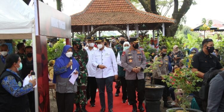 Panglima TNI Dan Kapolri Pantau Pelaksanaan Vaksinasi Di Madiun.