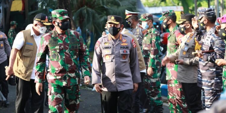 Tinjau Bangkalan Bareng Panglima TNI, Kapolri Paparkan Langkah Selamatkan Warga Dari Risiko Covid-19.