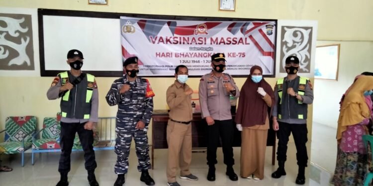 Polsek Singkep Barat Laksanakan Program Nasi Kapau Di Desa Suak Buaya.