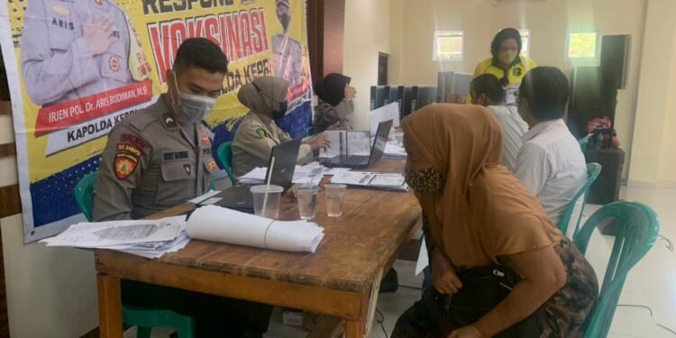 Respon Vaksinasi : Polda Kepri Kembali Laksanakan Vaksinasi Massal Pada Masyarakat.