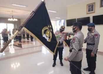Dalam Rangka Hari Bhayangkara Ke-75 Tahun 2021, Kapolda Kepri Pimpin Upacara Pencucian Pataka Polda Kepri “Seligi Sakti Marwah Negeri”.