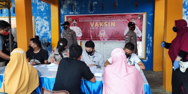 Sambut Hari Bhayangkara ke-75, Polsek Dabo Singkep Gelar Vaksinasi Massal di Puskesmas Lanjut.