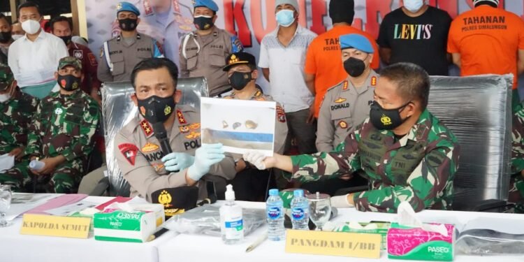 Kapolres Simalungun Dampingi Kapoldasu Bersama Pangdam I/BB Pimpin Konfrensi Pers Pengungkapan Kasus Marsal.