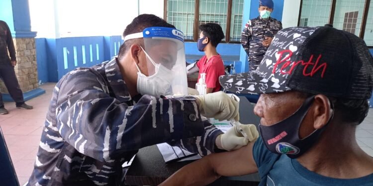 Danlanal Ranai Tinjau Pelaksanaan Vaksinasi Di Pelabuhan Tanjung Payung Penagi.