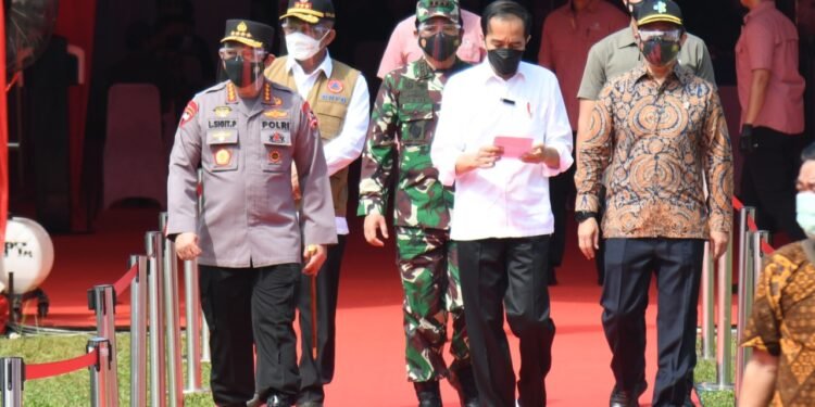 Presiden Jokowi Tinjau Vaksinasi Massal Jelang HUT Bhayangkara Ke-75.
