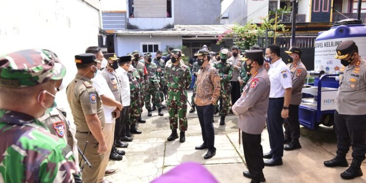 Sidak PPKM Mikro Ulujami, Kapolri Minta Pengawasan Ketat Ke Warga Yang Isoman.