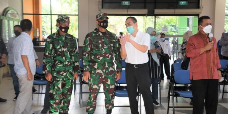 Melalui Vicon Danlantamal lV Hadiri Kegiatan Vaksinasi Massal Bersama Presiden RI.