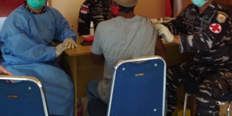 Tenaga Vaksinator Covid-19 Lanal Ranai Perkuat Polres Bintan Jelang Hari Bhayangkara Ke-75.