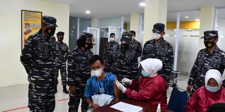Wadanlantamal lV Tinjau Pelaksanaan Serbuan Vaksi TNI Di Pelabuhan Sri Bintan Pura Tanjungpinang.