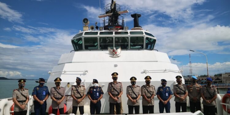 Peringati Hari Bhayangkara ke 75, Polres Bintan Ziarahi Makam Pahlawan dan Tabur Bunga Perairan Tanjung Uban.